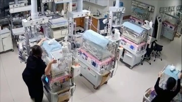 Sağlık çalışanlarının deprem sırasında kuvözdeki bebekleri koruma çabası kamerada