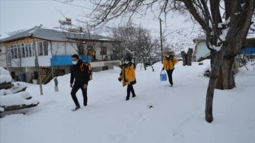 Sağlık ekipleri aşılama için Erzincan'ın karlı yollarını paletli ambulansla aşıyor