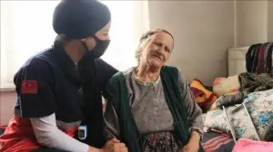Sağlıkçıların sel bölgesinde ulaştığı 88 yaşındaki Behiye Yıldırım gözyaşlarını tutamadı