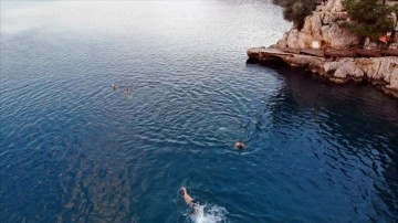 Sağlıklı yaşam için her sabah Gökova Körfezi'nde kulaç atıyorlar