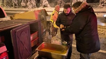 Sakarya Valiliği kar yağışı nedeniyle otoyolda bekleyenlere çorba ikram etti