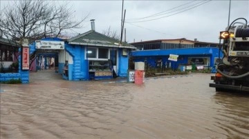 Sakarya'da fırtınanın etkisiyle nehir suyunun taşması sonucu iş yerleri zarar gördü