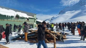 Saklıkent Kayak Merkezi'nde sundurmanın çökmesi sonucu 8 kişi yaralandı