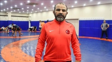 Şampiyon güreş antrenörü, şampiyon adayı sporcular yetiştiriyor