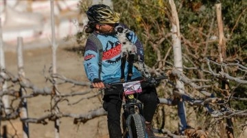 Şampiyon sporcu yerleştiği yaylanın 'Bisikletli sosyete çoban'ı oldu