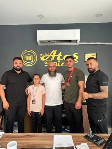 ŞAMPİYONLAR ÖDÜLLENDİRİLDİ