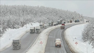 Samsun-Ankara kara yolunda kar yağışı nedeniyle aksayan ulaşım normale dönüyor