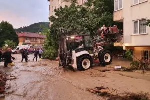 Savaş alanına dönen ilçede mahsur kalanlar kepçe ile kurtarılıyor