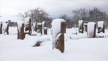 Selçuklu Meydan Mezarlığı beyaza büründü