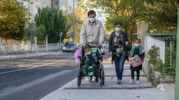 Serebral palsi hastası kızı için 'okullu' oldu