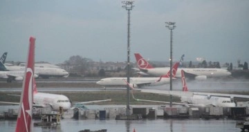 Şiddetli lodos İstanbul’da hava ulaşımını olumsuz etkilemeye devam ediyor