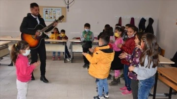 Şırnaklı okul müdürü gitarıyla köy köy gezip öğrencilere müzik dinletisi sunuyor