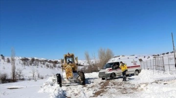 Sivas'ta ekipler, yolu kardan kapanan köydeki hasta için seferber oldu