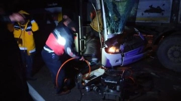 Sivas'ta yolcu otobüsü ile 2 tır çarpıştı, 1 kişi öldü, 14 kişi yaralandı
