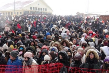 Soğuğu bahane edip sahneye çıkmadı, hayranları tepki gösterdi