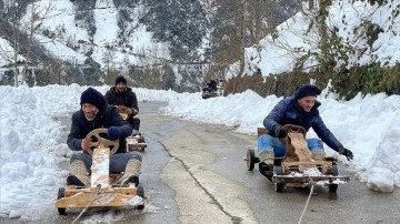 Soğuk ve kara aldırış etmeyen Rizeliler tahta arabalarıyla yarıştı