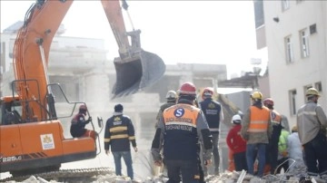 Sultanbeyli Belediyesi ekipleri Kırıkhan'da arama kurtarma çalışmalarını sürdürüyor