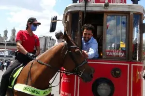 Taksim’de atlı polislere yoğun ilgi