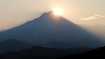 Tekelti Dağı'nda sis ve gün batımı manzarası ilgi gördü