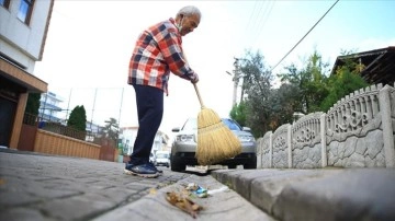 Temizlik elçisi 'Cevat amca' 25 yıldır sokaklarda çöp bırakmıyor