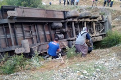 Tır şarampole devrildi: 3 kişi yaralandı, 160 küçükbaş hayvan telef oldu