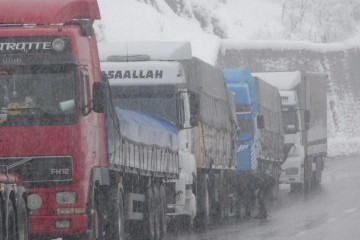 Tır şoförlerinin ve ekiplerin eksi 2 derecede zorlu kar mücadelesi