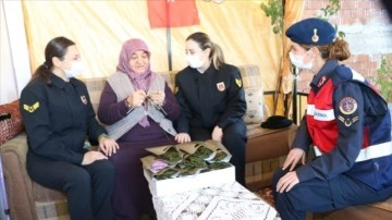 Tokat'ta yaşayan yaşlı kadın ördüğü yün çorapları askerlere verdi