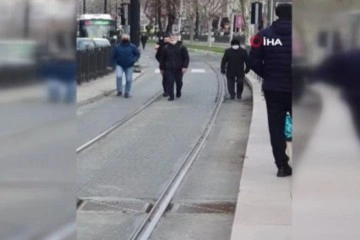 Tramvay arızalandı, vatandaşlar istasyonlara yürüdü