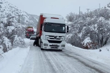 Tunceli-Erzincan karayolu zincirsiz tır geçişlerine kapatıldı