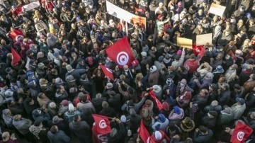 Tunus'ta devrimin yıl dönümünde Cumhurbaşkanı Said yanlıları ve karşıtları sokakta