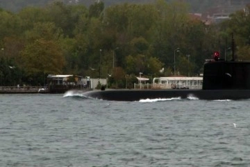 Türk denizaltısı İstanbul Boğazı'ndan geçti