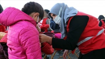 Türk Kızılay Ağrı'daki köy çocuklarını kışlık kıyafetlerle sevindirdi