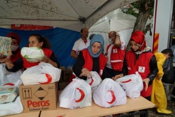 Türk Kızılayı'nın kadın gönüllüleri, afet bölgesinde yaraları sardı