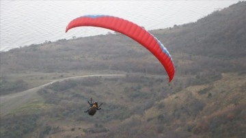 Uçmakdere kışın da paraşüt tutkunlarını ağırlıyor