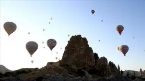 Uluslararası 2. Kapadokya Sıcak Hava Balon Festivali renkli görüntülere sahne oldu