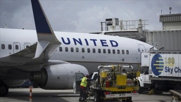 United Airlines, ABD'de aşılanmayı reddeden 600'e yakın çalışanını işten çıkartıyor