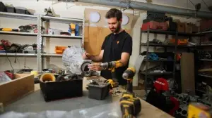 Ürdünlü genç tasarımcı kullanılmış otomobil parçalarını ev eşyalarına dönüştürüyor