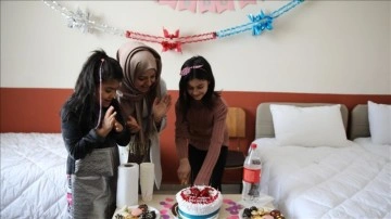 Van'da depremzede Elif'e doğum günü sürprizi yapıldı