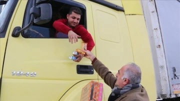 Van'da kar ve tipi nedeniyle yolda kalan sürücülere yardım ulaştırıldı