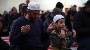 Vatandaşlar Miraç Kandili'ni depremzedeler için dua ederek idrak etti