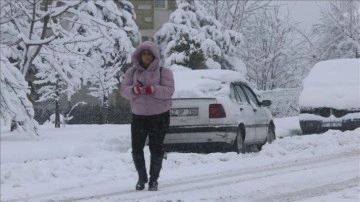 Yalova'da yoğun kar yağışı nedeniyle kamu personeline 1 gün idari izin verildi