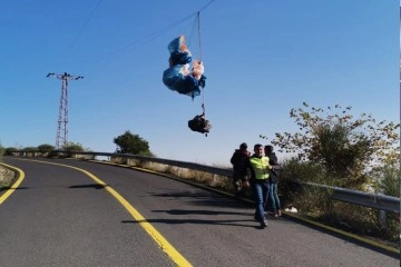 Yamaç paraşütü pilotu elektrik tellerine takıldı