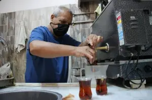 Yarım asır önce eline aldığı çay tepsisini bir daha bırakamadı