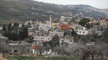 Yasa dışı yerleşimlerle çevrili "ateş hattındaki" Filistin beldesi: Burin