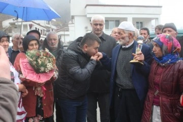 Yaşayan İnsan Hazinesine köyünde kuş dili ve kemençe eşliğinde karşılama