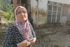 Yaşlı kadın selden oğluyla el ele tutuşarak kurtulmuş