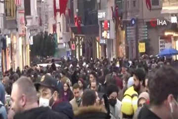 Yılbaşı öncesi insanlar İstiklal Caddesi’ne akın etti