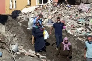 Yıllardır yaşadıkları binayı böyle terk ettiler