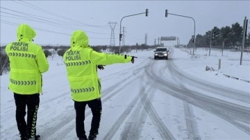 Yoğun kar nedeniyle kapanan Eruh-Şırnak kara yolu ulaşıma açıldı