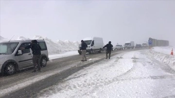 Yoğun kar nedeniyle kapanan Van-Hakkari kara yolu açıldı